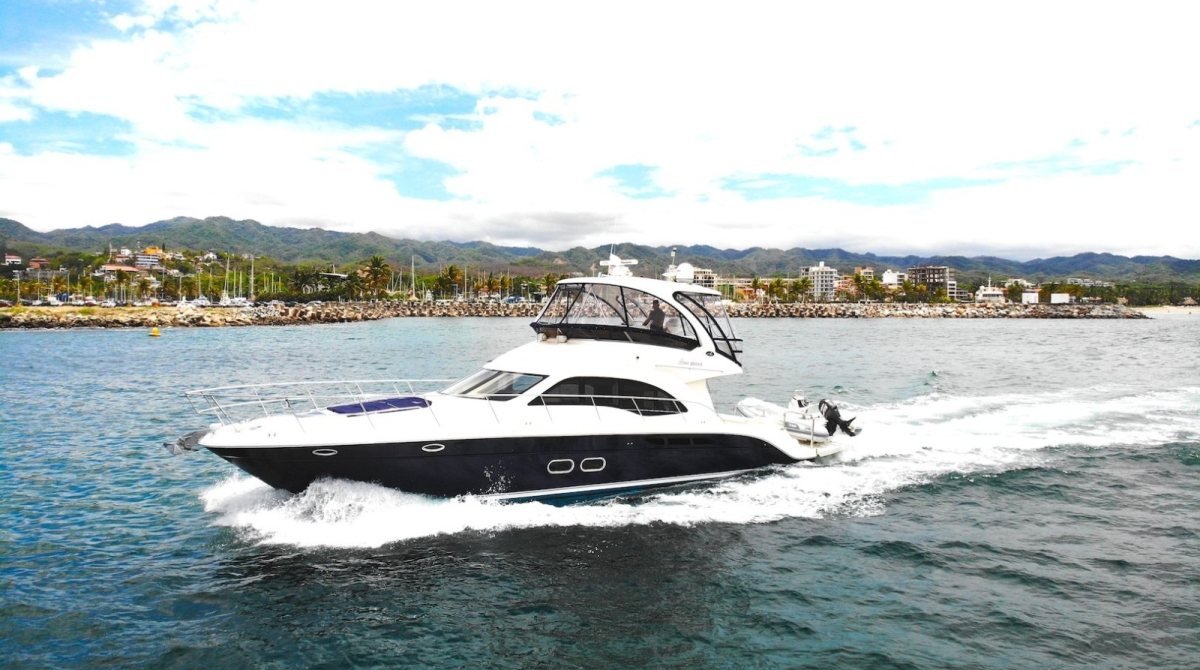 Yate Sea Ray 52 saliendo de la Marina La Cruz, opción frecuente para eventos corporativos y renta de yates para empresas en Puerto Vallarta