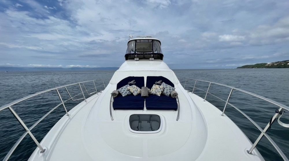 Camastros en la proa de un yate Sea Ray 52 para eventos corporativos desde la Marina La Cruz en Puerto Vallarta